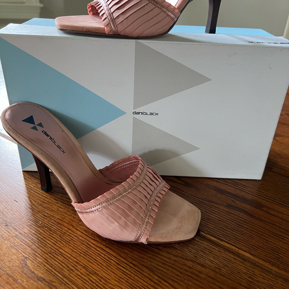 Dani Black slide, orig $100, pink pleated satin sz 6M